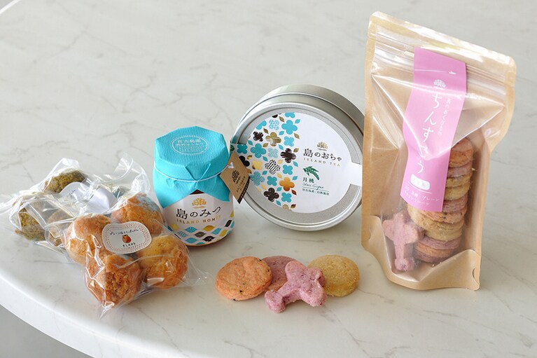 空港限定“島のおくりもの ちんすこう” 680円、“島のみつ” 1,080円ほか。