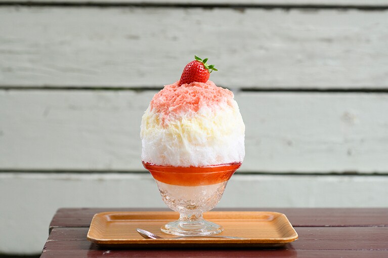 心和む淡い色合いの「たまごとミルクとバニラといちご」(1400円)。たまごとミルクとバニラのシロップと、いちごシロップを添えて。