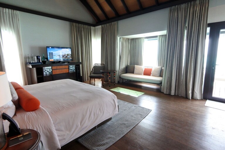 リビング＆ベッドルーム。ヴィラの入り口のガラス板から水中も覗けます。