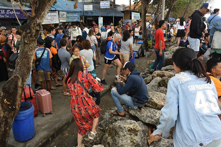 早朝にも関わらず、ヌサペニダへ渡る旅行者で賑わうサヌール。