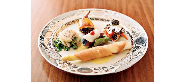 和洋折衷の気品ある料理を華やかな切子の器などでいただく「日本料理 節中」のコース。日光にまつわる食材を目の前で焼き上げる鉄板焼きも選べる。