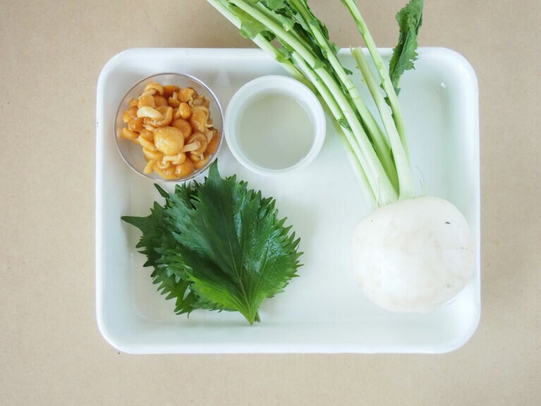 材料(3人前) カブ(葉付き)1個／なめこ1袋／大葉3枚／えごま油小さじ1／醤油 お好み。