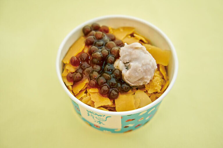 タロイモとタピオカをトッピングした、黑糖片冰 65元。