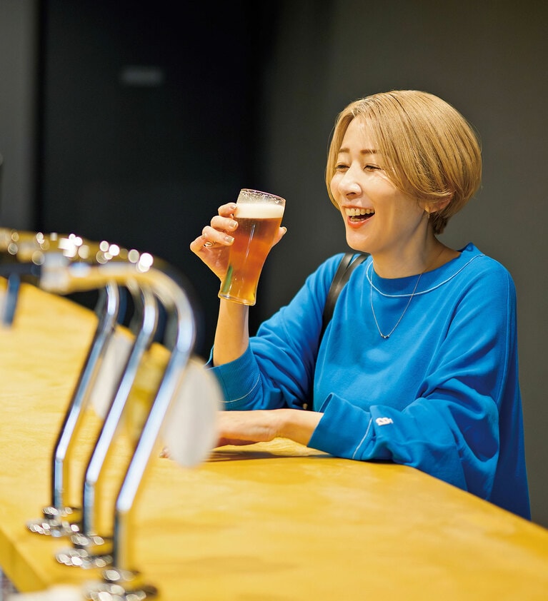 カウンターでの飲み比べも楽しい。