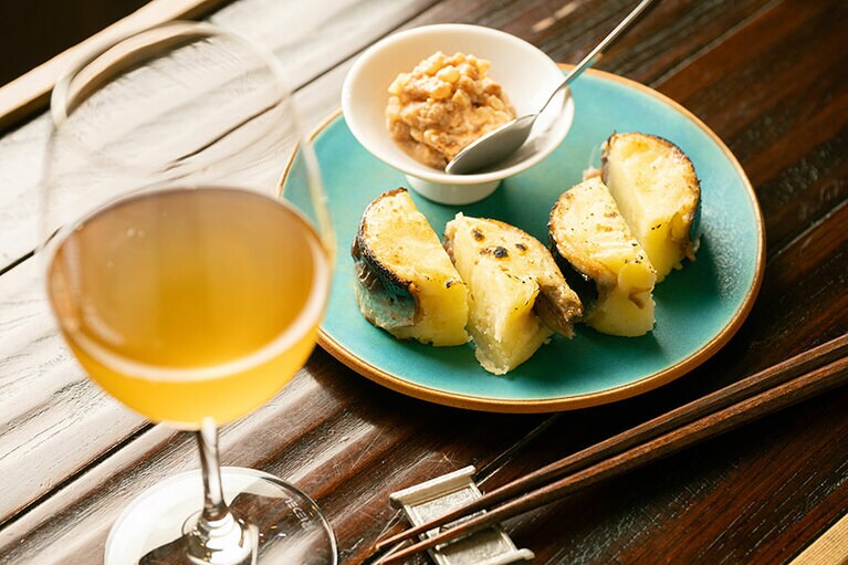 そのままでも、シナモンが利いたりんごのソースを付けても楽しめる「イワシでポテサラ巻き リンゴソース」650円。