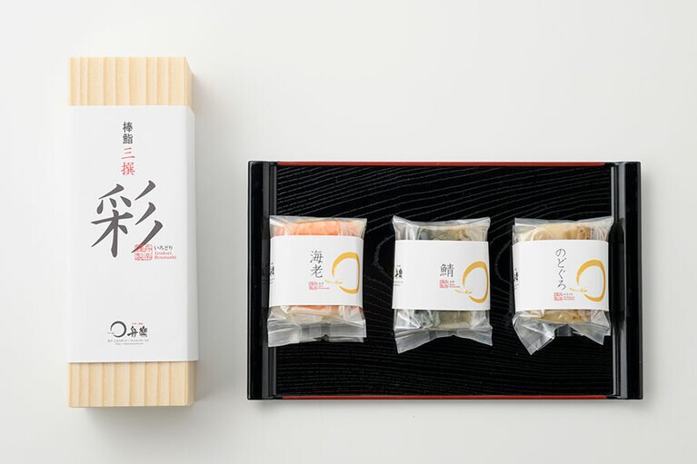 棒鮨三撰 彩 2,917円(3種各4貫入り)／手押し棒鮨 舟楽