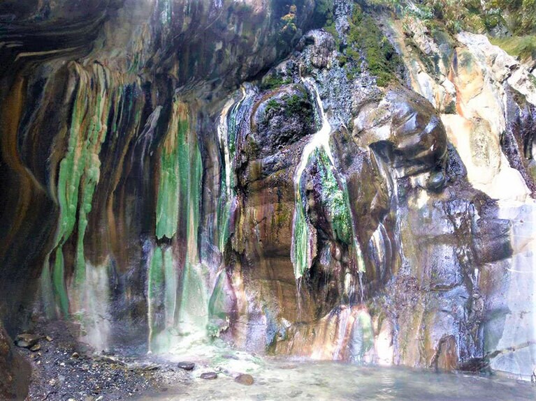 台湾屈指の秘境温泉として名高い「栗松温泉」。温泉の成分によってできた石灰華を藻が覆うことで、この美しい景観が生まれます。