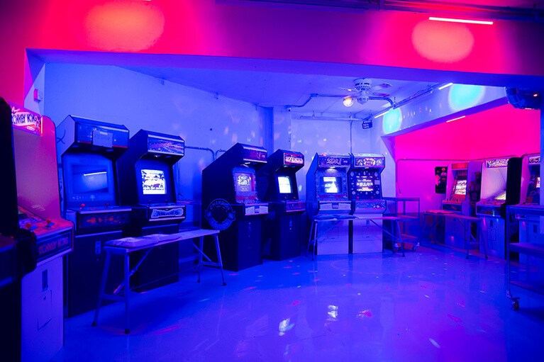 広い地下のゲームコーナー(専用コインが必要。1枚500ウォン)はクラブ風でDJブースも。