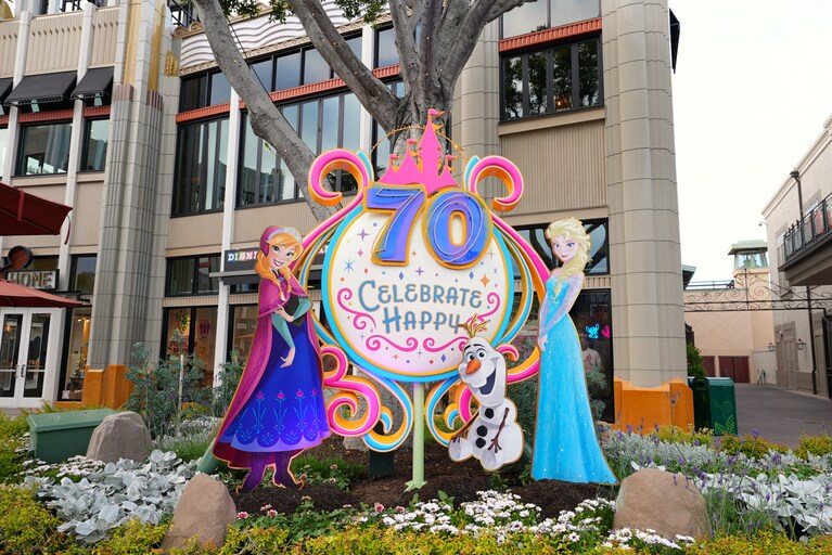 リゾート内に点在する70周年デコレーション