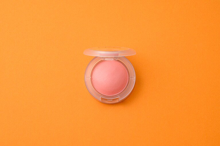 「トレンドのアプリコットカラーで、ポップな華やかさを楽しみましょう」（留美子さん）。