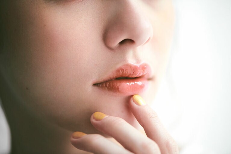 コンシーラーで唇の色を消してからEを重ねる。