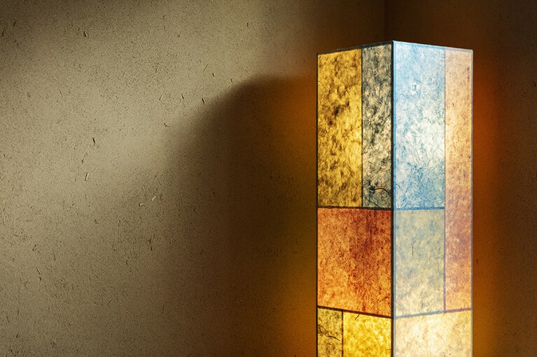 スタンドライトは、オランダから伝わったステンドグラスのモチーフを和紙で表現。