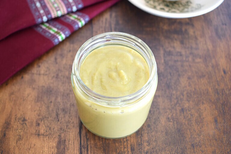 カヤジャムはカスタードに似たリッチな甘さ。香りづけに、パンダンリーフというアジア料理でよく使われるハーブのしぼり汁を加える。