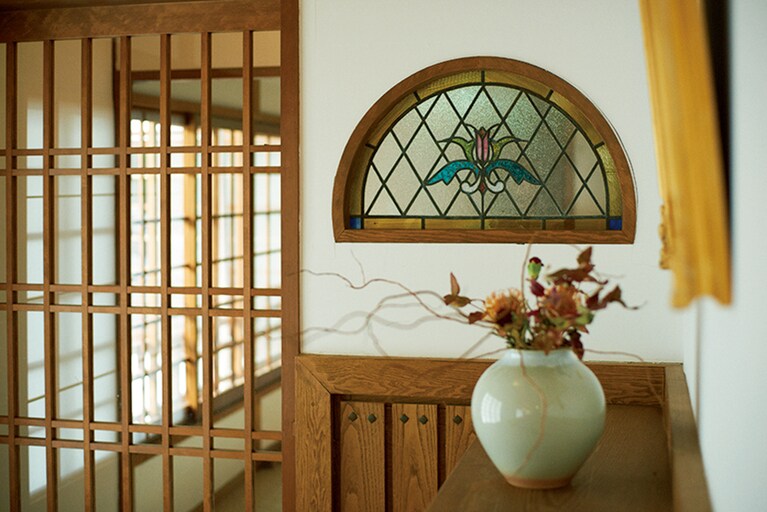 【旅館花屋】身近にある自然をモチーフとして取り込んだステンドグラスなどの装飾が至るところに。Photo: Masahiro Sanbe