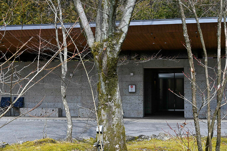 林間の小径の先に見えてくる小さな入口。