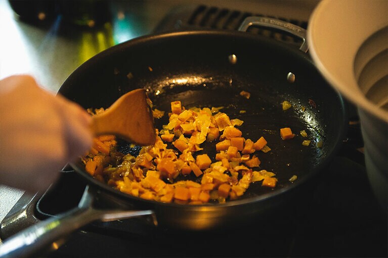 カボチャはしっかり炒めるのがポイント。