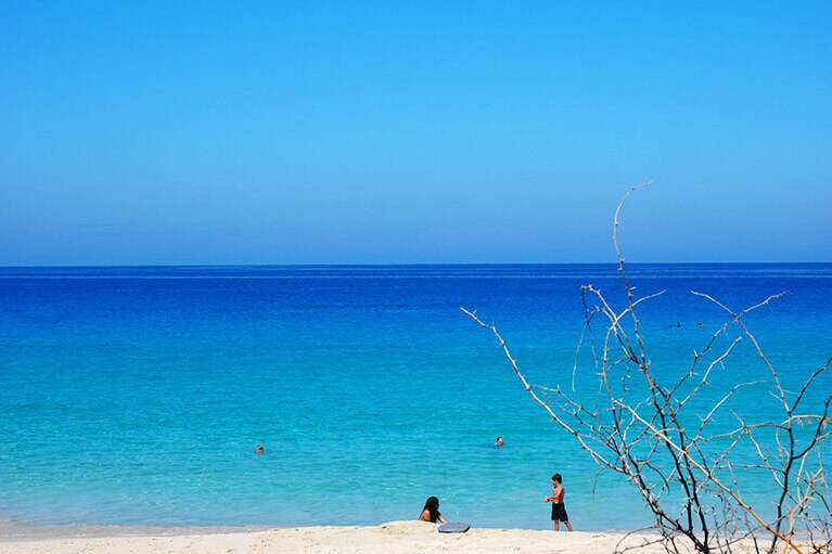 ブルーの濃淡のコントラストがきれいなビーチ。