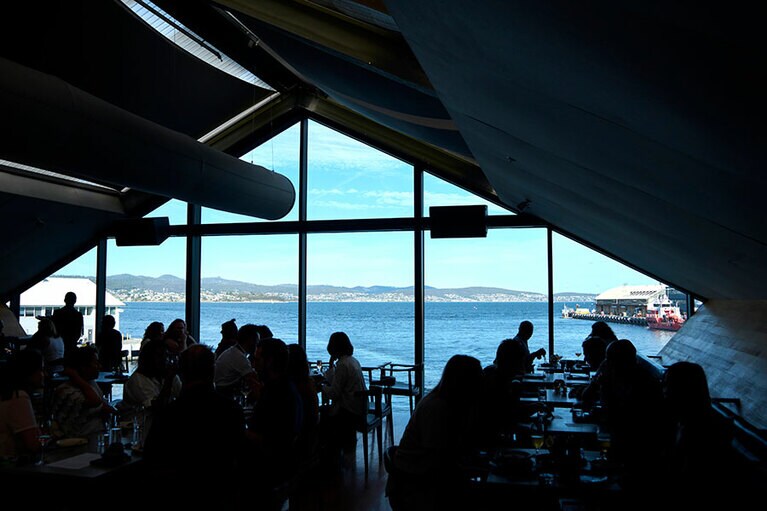 夕暮れどきは特に人気の時間帯。4月以降に2店舗目としてカジュアルダイニングがオープンする予定。