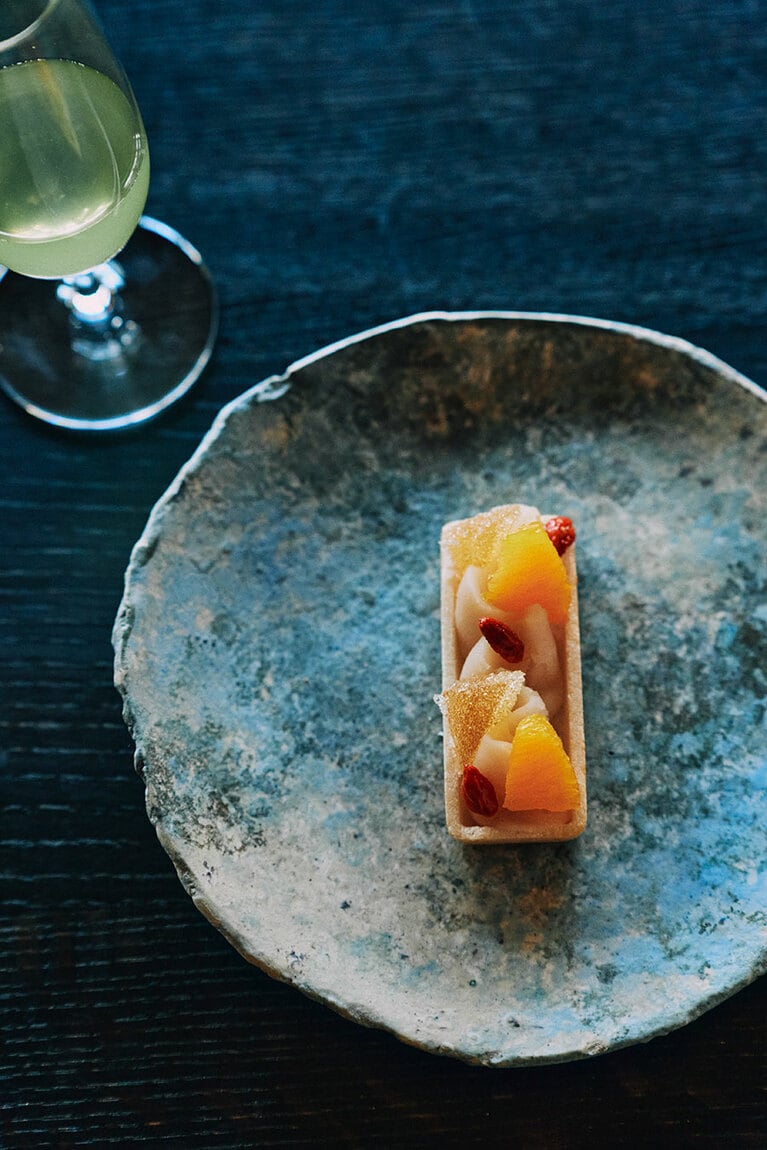 5組の菓子と日本茶のペアリングコース5,500円。写真は「文月」のメニュー。白餡と杏仁の甘さでオレンジの爽やかな味わいが引き立つ「彩夏」には、力強い味わいの「玉露 さみどり」を水出しで。