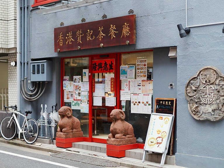 軒先に並んだ羊の石像はおもむきがあります。