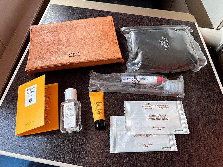 「アクア ディ パルマ」のアメニティ。「コロニア」の香りのオーデコロンとハンドクリームが入っている。