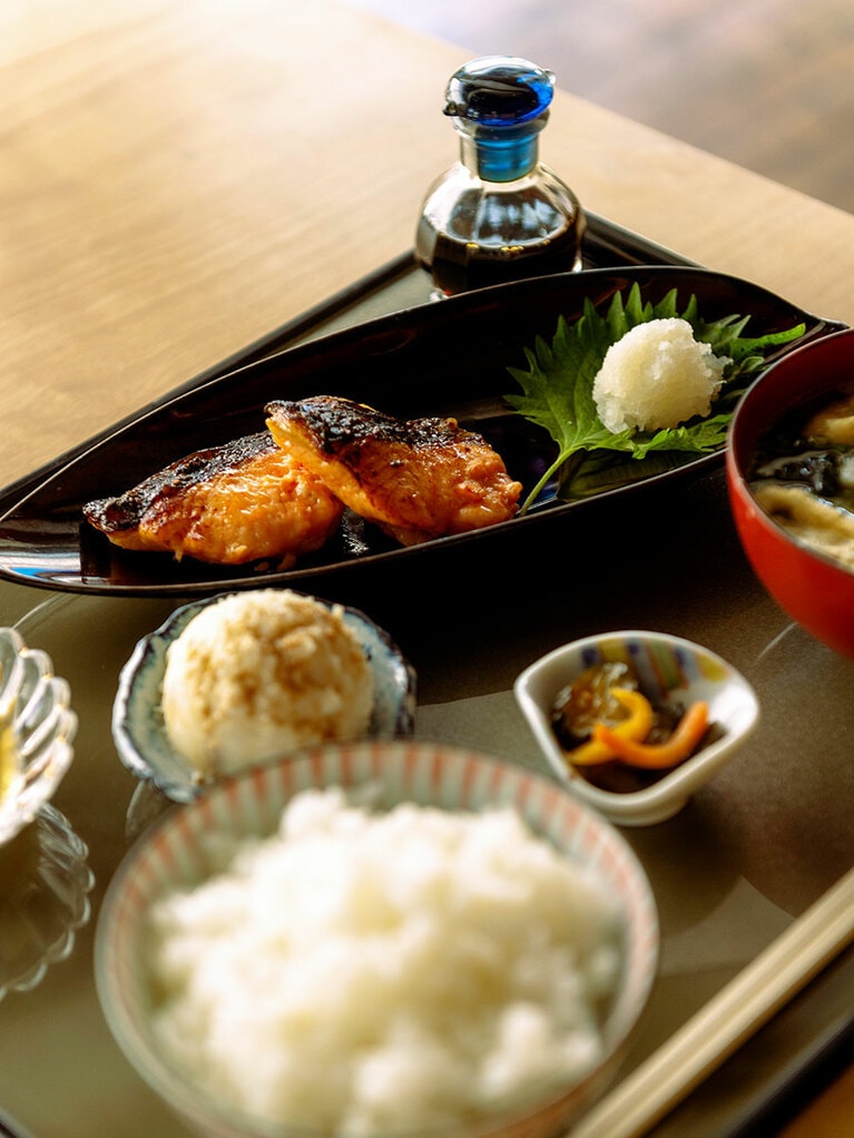 「鮭の玄米塩麴漬焼き」1,200円(税込)。ご飯は玄米も選べる。ランチ定食はほかにフライや手打ち二八蕎麦、餃子などがあり、ランチ後にかき氷を楽しむ人も多い。