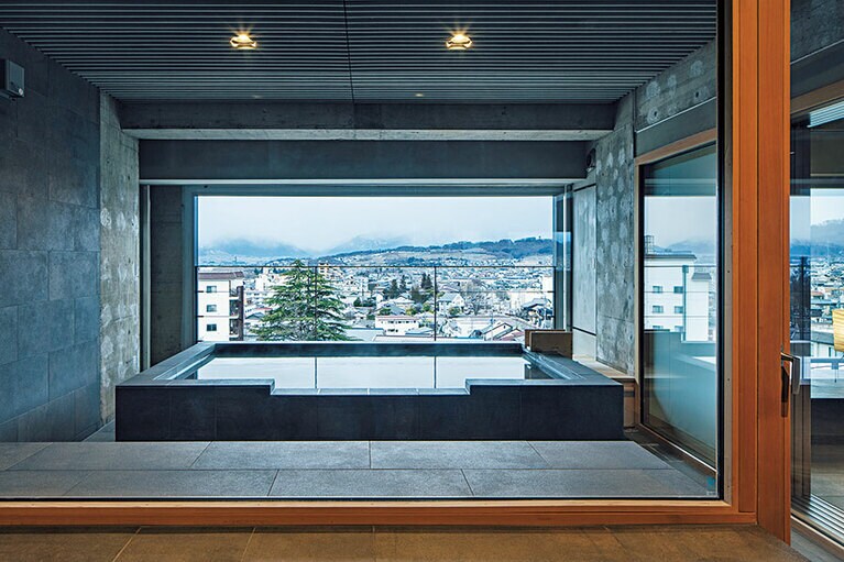 北アルプスが一望できるグランスイートの露天風呂。