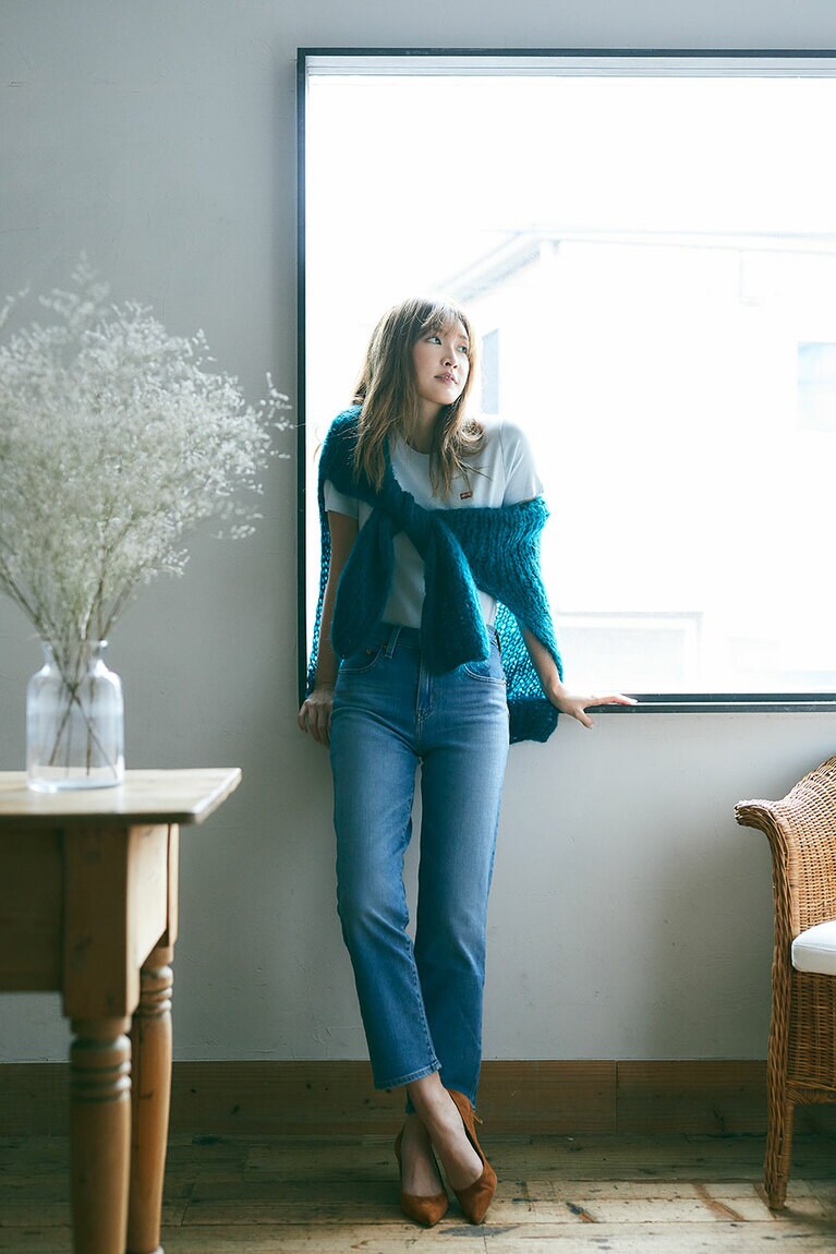 デニムパンツ(BOY JEAN) 7,900円、Tシャツ 3,000円／リーバイス®(リーバイ・ストラウス ジャパン株式会社)、パンプス 14,000円／ダイアナ(ダイアナ 銀座本店)、ニット／スタイリスト私物