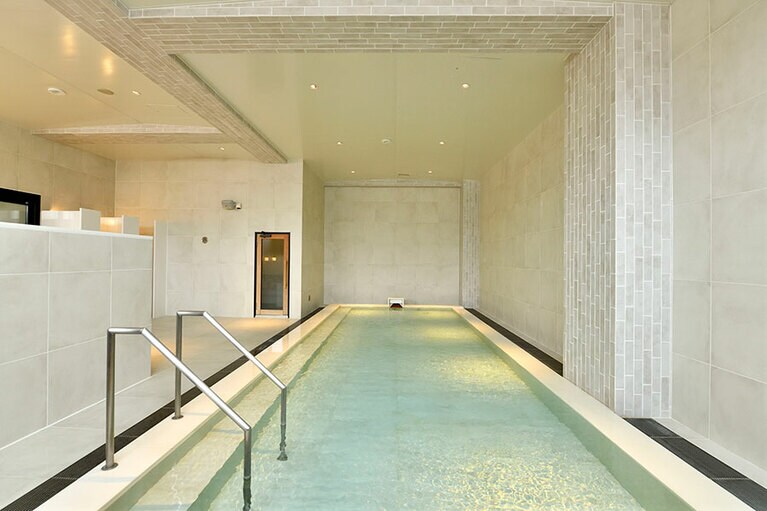 ホテルの地下から湧き出る温泉で満たされた大浴場 (女湯) 。肌にやさしい美肌の湯を、旅の途中に気軽に堪能できます。