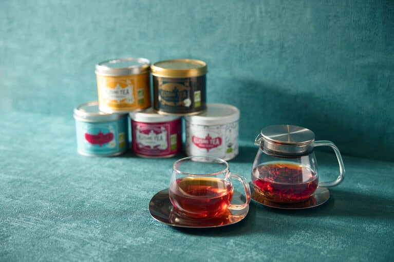 ウェルカムモクテルが1名につき1杯付くほか、ドリンクはフランスの老舗ティーメゾン「KUSMI TEA」の紅茶12種などがフリーフローで楽しめる。