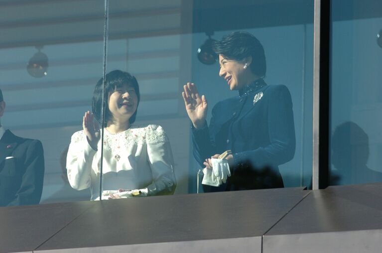 2005年、新年一般参賀で談笑される雅子さまと紀宮さま（当時）。雅子さまはダークブルーのローブ・モンタントをお召しに　©文藝春秋