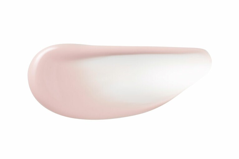 サラッとしたリキッド状で、伸ばすとものすごくシアーな付きで自然な仕上がりに。