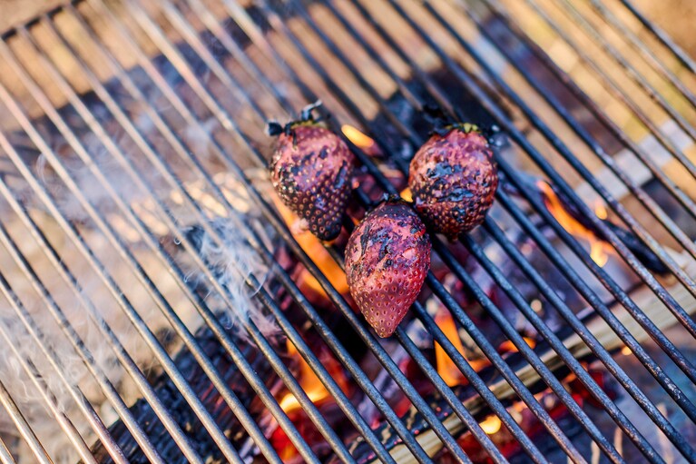 そのまま、イチゴを焚き火で焼くだけ。