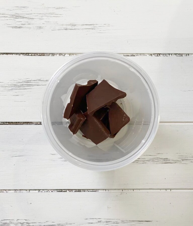 市販の板チョコを軽く砕いて使用。