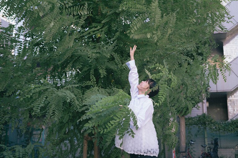 30度を超える気温の中、撮影を楽しんでくださった中井さん／撮影 文藝春秋