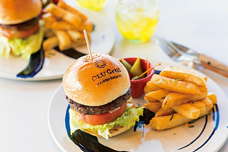 ランチに人気は、ポテトフリット付きの〈オールーバーガー〉1,636円。