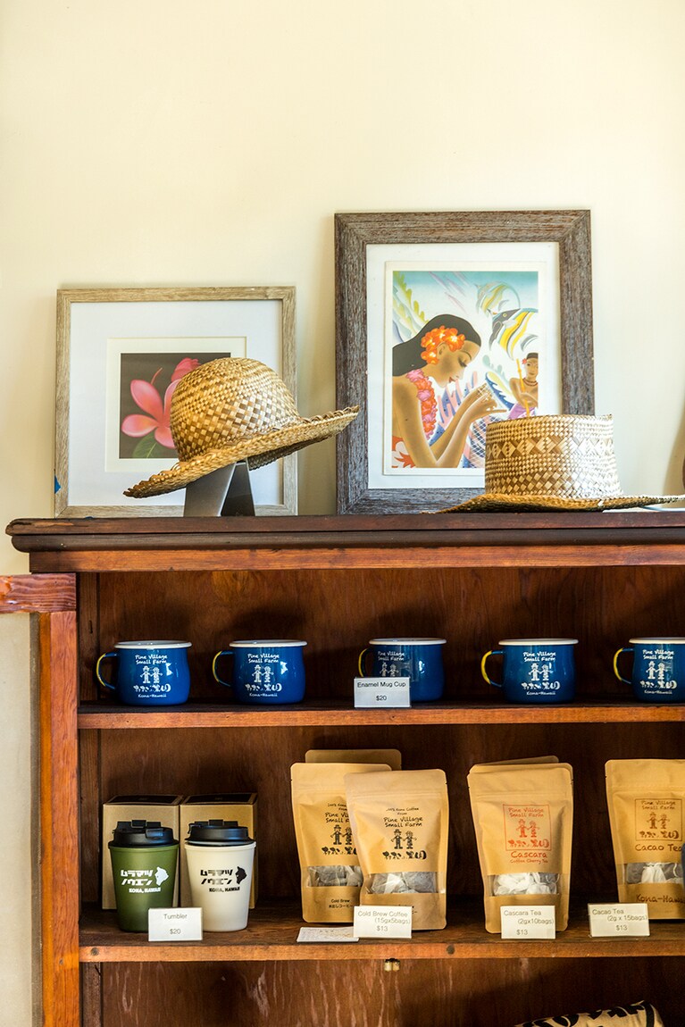 【村松小農園】農園のショップでは、コーヒー豆やオリジナルアイテムなどを購入可能。