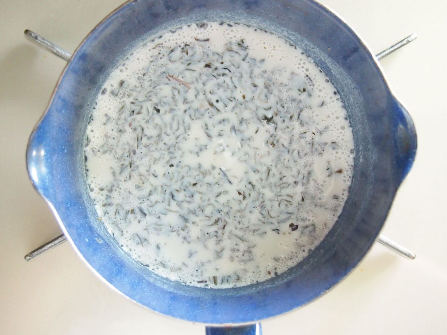 (1) 豆乳、はちみつ、ジャスミンティーを小鍋に入れて温めます。湯気が出る程度温まったら、火を止めて冷めるまで蓋をします。