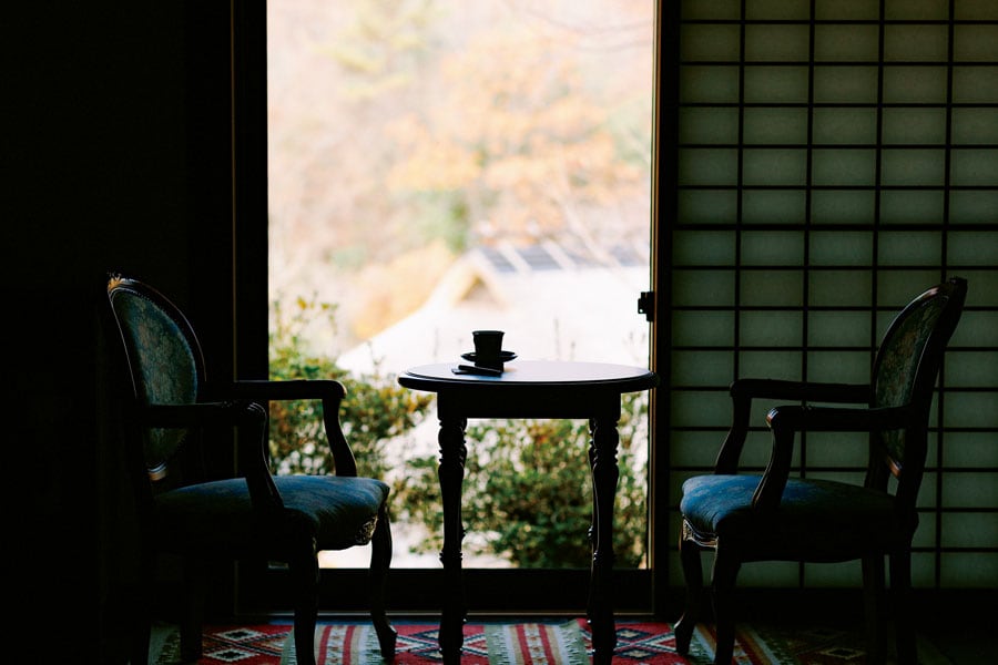 【山みず木別邸 深山山荘】高台に位置する「木陰庵」のリビングからは、山荘一帯を見渡せる。Photo: Yoshikazu Shiraki