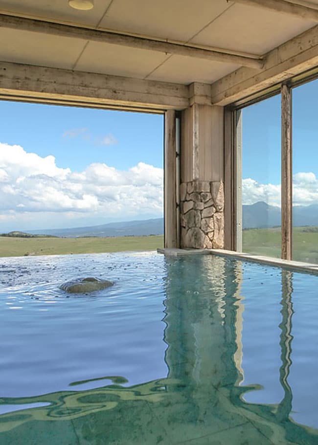左：アルプスの山々の向こうに富士山まで望める半露天風呂。
右：展望風呂を備えたスイートルーム「あかね」。