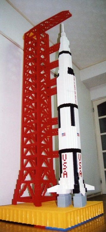 中学3年のときに作った「サターン5型ロケット」（写真：本人提供）