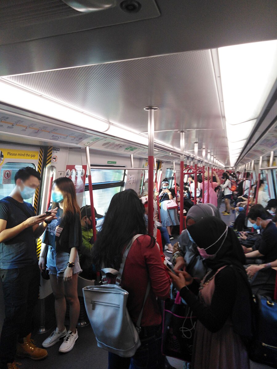 2020年4月19日(日)の地下鉄MTR内の様子。人は多いが、全員マスク着用。©Alice Chu