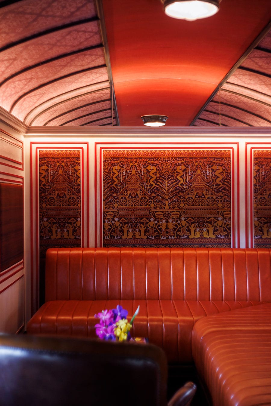 客車をアップサイクルした“ヘリテージ・レイルカー・1ベッドルーム・プールヴィラ”。写真のインテリアはプノンペンのアートをイメージ。