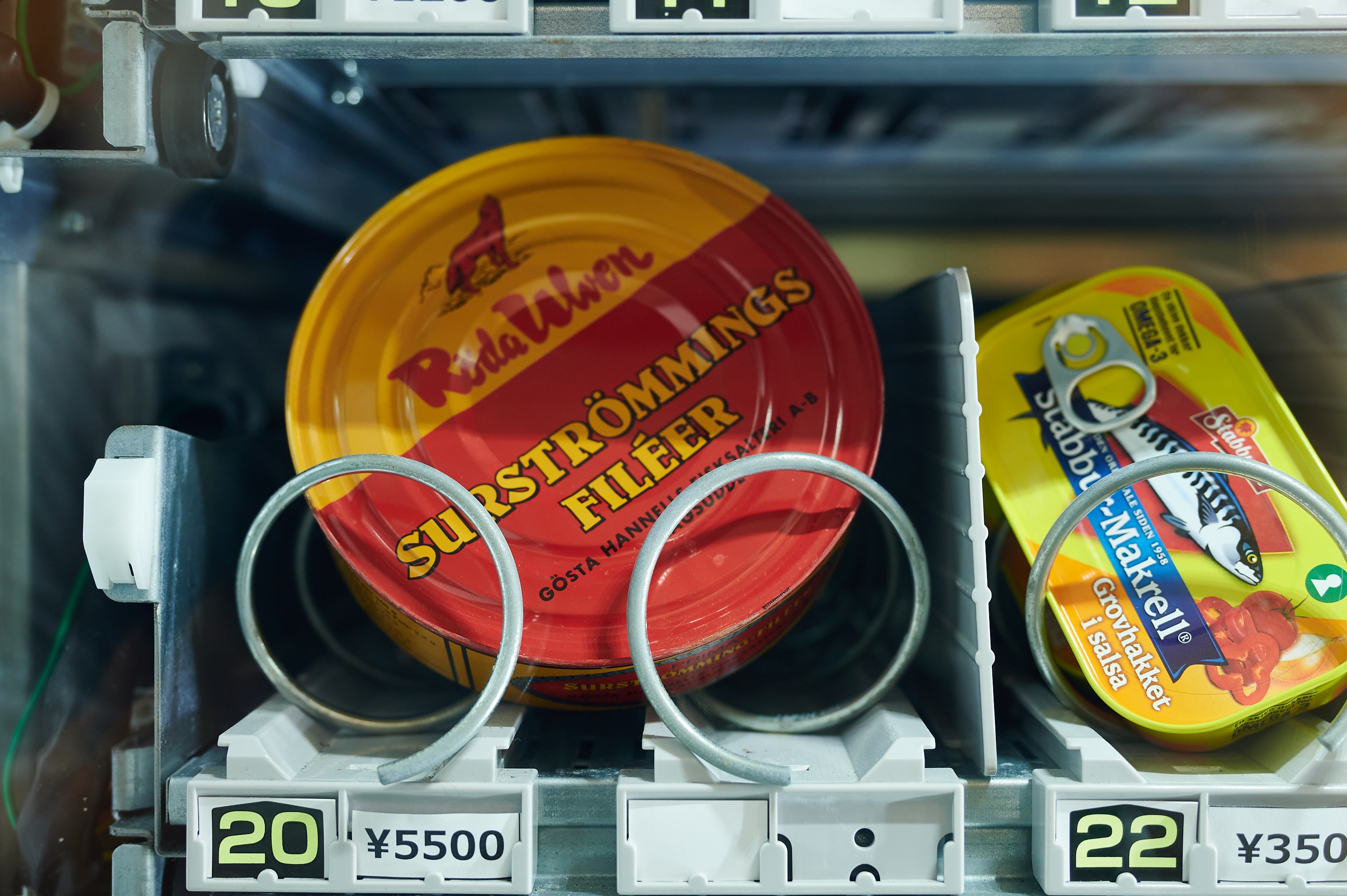 スウェーデン大使館の自動販売機で売られているシュールストレミング缶　©平松市聖／文藝春秋
