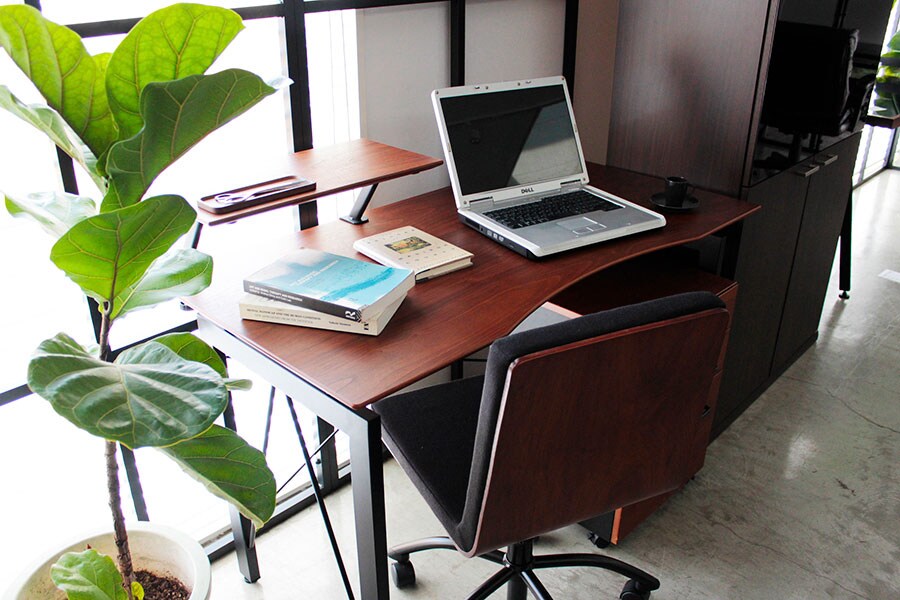 シンプルで脚の細い家具が多く、部屋をすっきり見せる。©CLAS