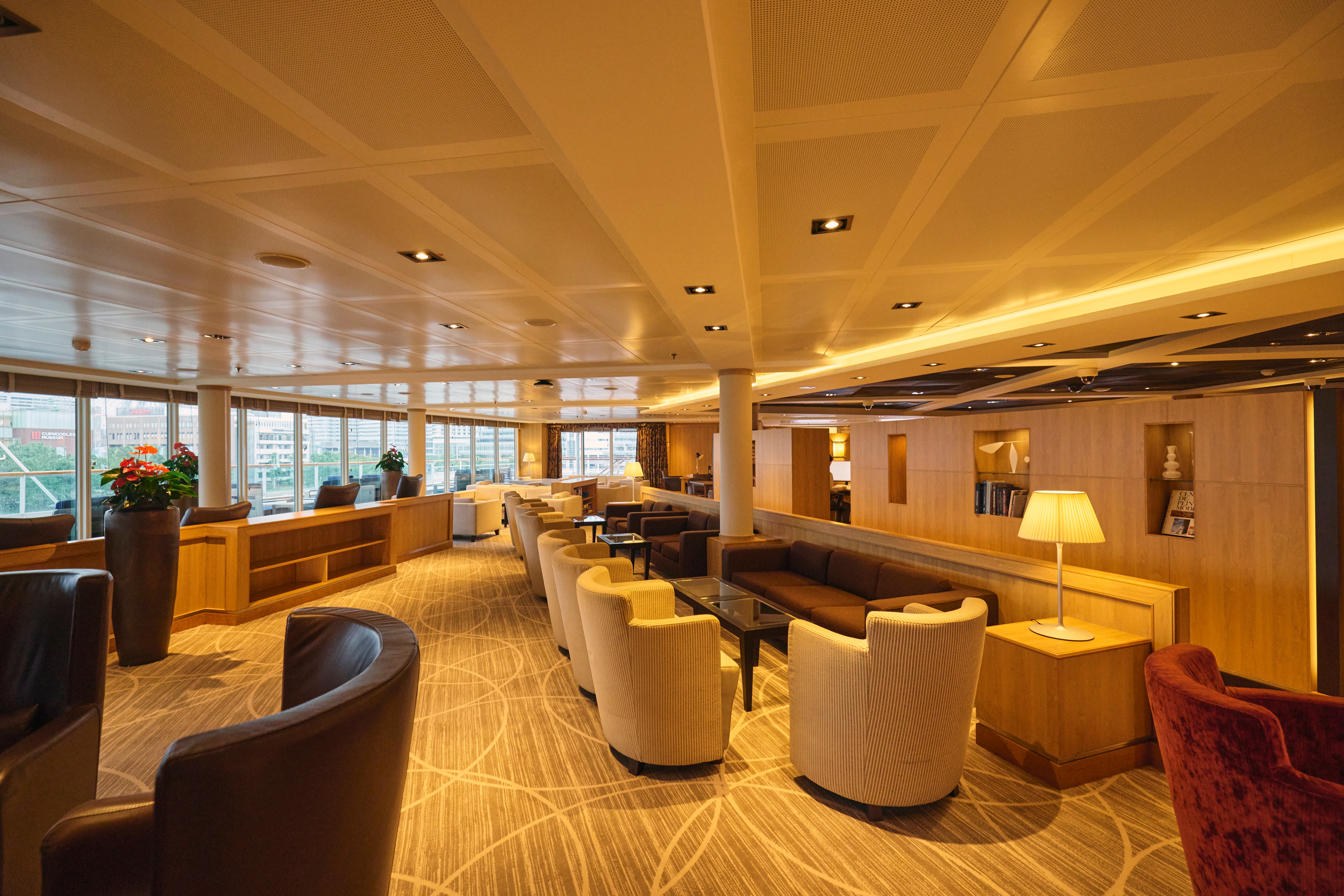「MITSUI OCEANスクエア」では、穏やかな雰囲気のラウンジ空間で、手作りのペストリーやジェラート、バリスタが淹れるコーヒーを楽しめる。