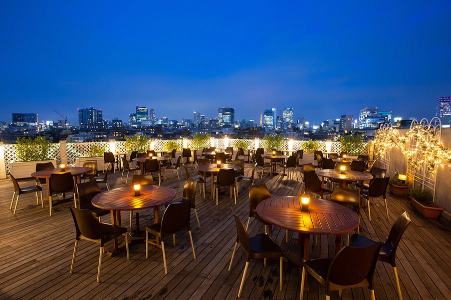 東京の夜景が美しい「ベニーレベニーレ」のテラス席。「HOUSE OF BOLS IN VENIRE GARDEN」は2018年10月19日(金)まで開催中。