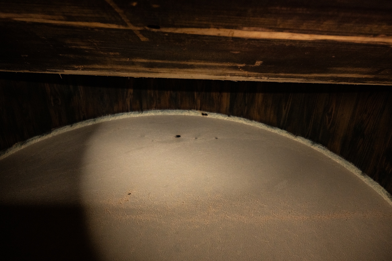 木桶の中で酢酸菌が膜を張り、ゆっくりと発酵して酢へと変化していく。