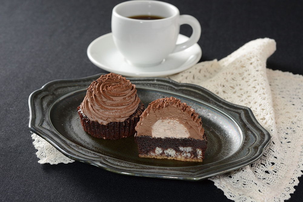 クッキーガトーショコラ、チョコホイップ、生チョコクリームを重ねたショコラケーキは1個で大満足の食べごたえ。486円。