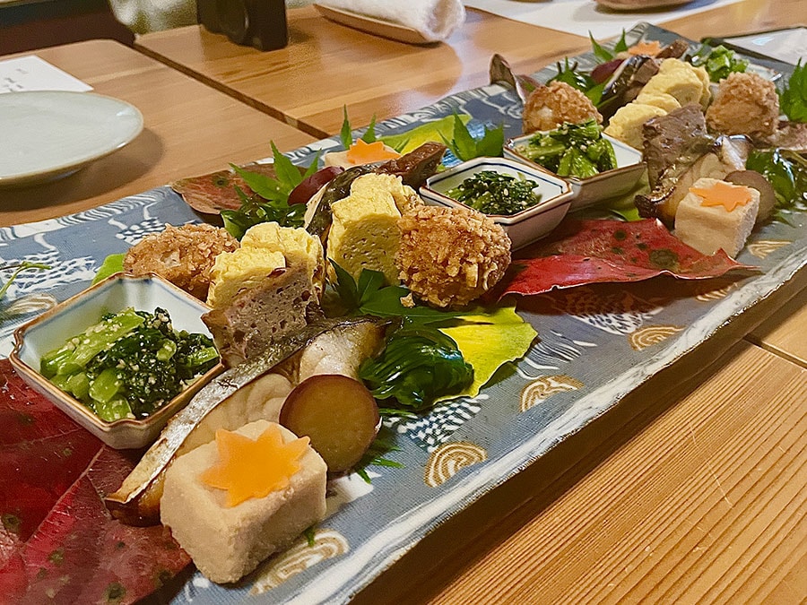 焼物の盛り合わせには、鰆幽庵焼きや地鶏の甲州焼き、玉子焼きのほか、日光地方の伝統的な九十蜜煮も添えられています。九十蜜煮は、ほんのり甘く上品な味わい。写真は4人前です。